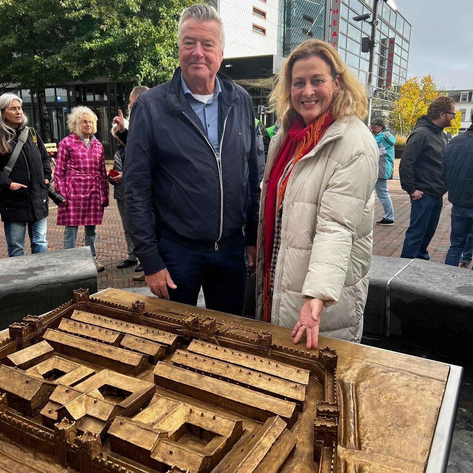 Foto maquette met monique.jpg